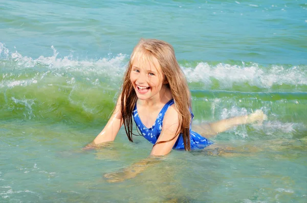 Happy girl swimming — Stock Photo, Image