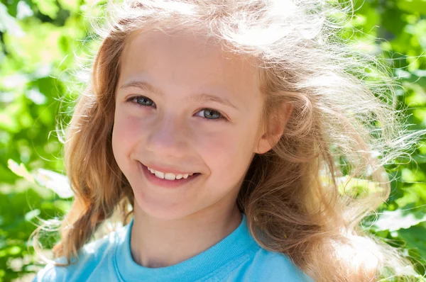 Stående leende liten flicka — Stockfoto