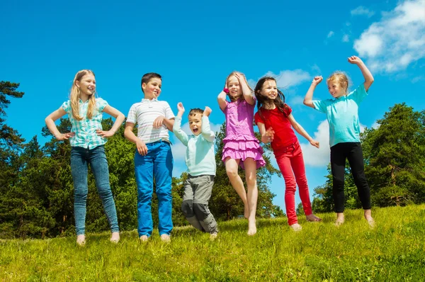 Gelukkige kinderen buiten — Stockfoto