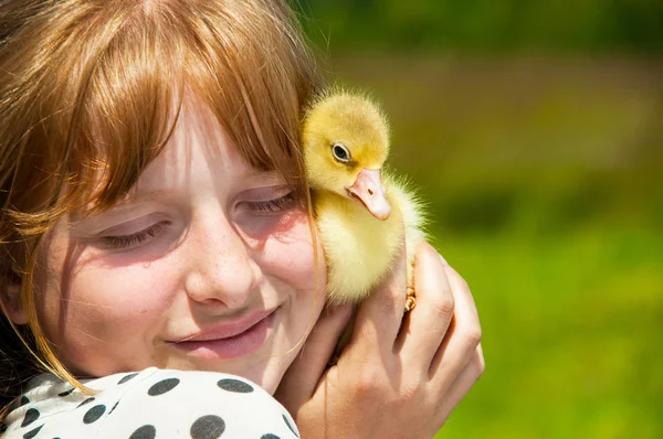 Gelukkig meisje met gosling — Stockfoto