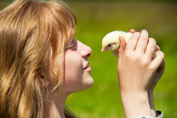 Meisje met kip — Stockfoto