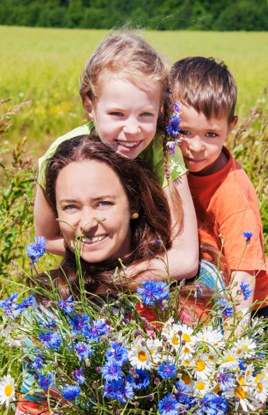 Woman and her kids outdoors — Stock Photo, Image