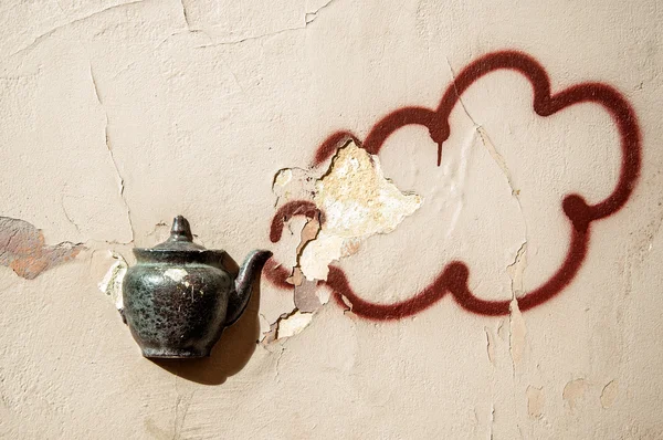 Винтажный чайник на стене — стоковое фото