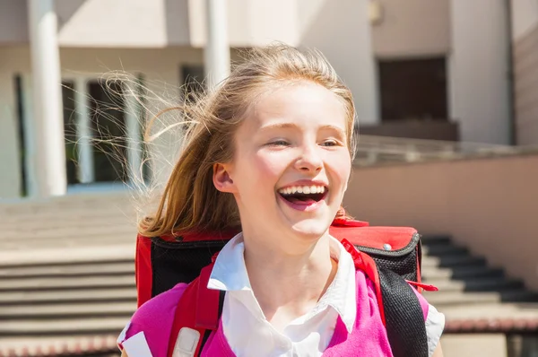 Glückliches Schulmädchen — Stockfoto