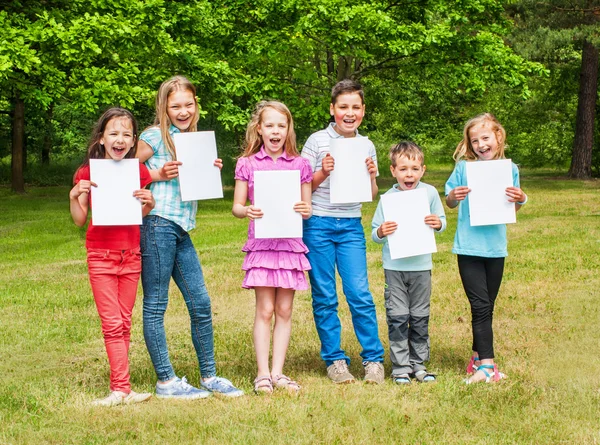 Niños felices al aire libre — Foto de Stock