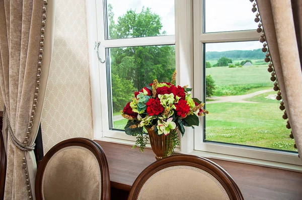 Janela com cortinas e flores — Fotografia de Stock