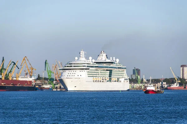 Grande navio de cruzeiro branco no porto — Fotografia de Stock