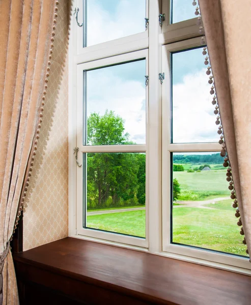 Fenster mit Vorhängen — Stockfoto