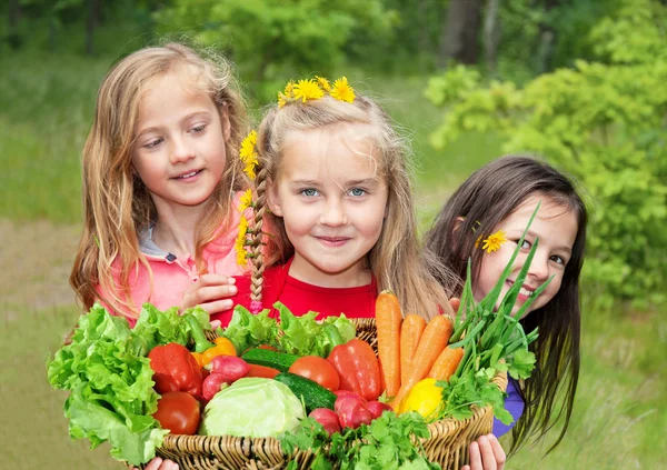 Barn med grönsaker — Stockfoto