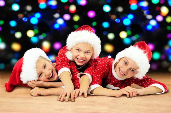 Karácsonyi boldog vicces gyerekek — Stock Fotó
