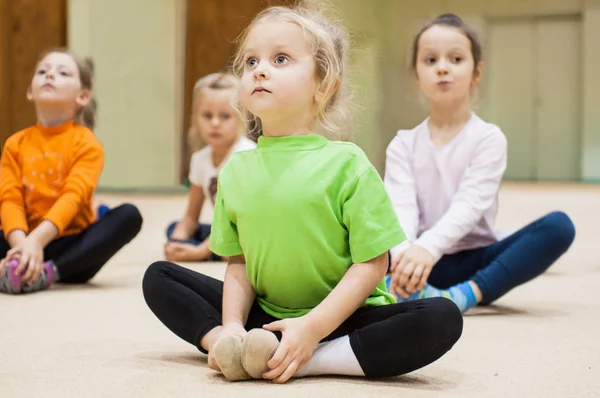 Niños haciendo ejercicio en el gimnasio — Foto de Stock