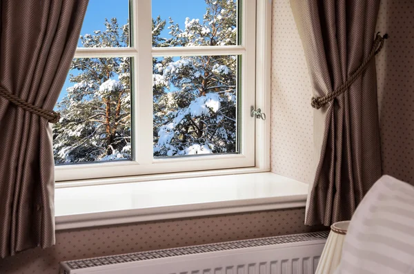 冬のカーテンと窓 — ストック写真