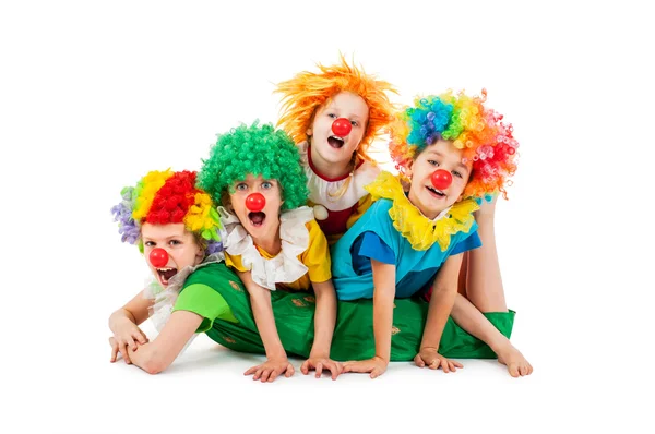 Niños felices en la fiesta disfrazados de payasos —  Fotos de Stock