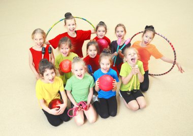 Spor salonunda mutlu çocuk