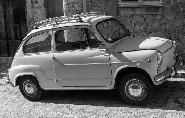 Vintage automobile at street — Stock Photo, Image