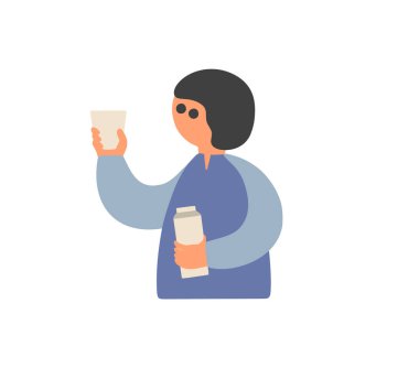 Genç kadın bardakta taze süt tadıyor..