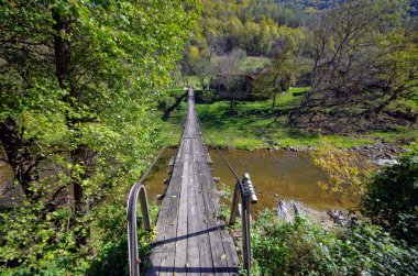 Halat köprü bir köy evlerinde bağlanır.
