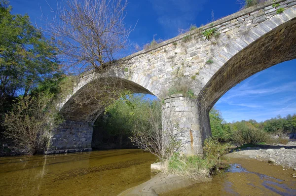 Vecchio ponte di pietra — Foto Stock