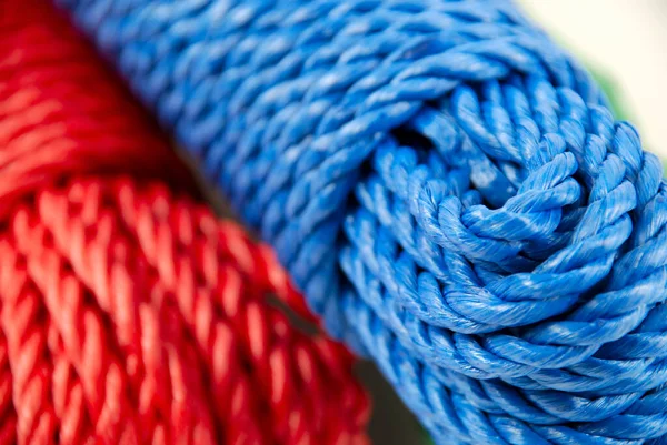 緑青赤のロープの3つのコイル — ストック写真