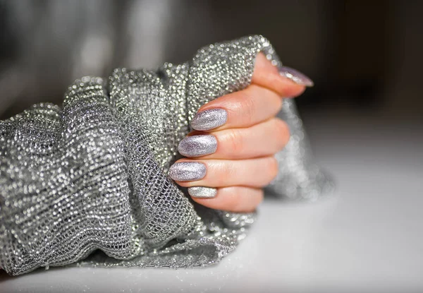 Tırnak Tasarımı Parlak Gümüş Noel Manikürlü Eller Kadın Ellerinin Kapanışı — Stok fotoğraf