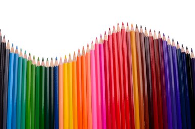 Beyaz arkaplanda renkli kalemler