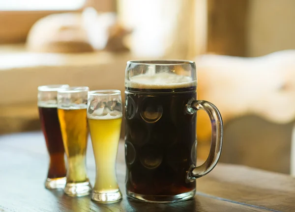 Copos de cerveja em um pub — Fotografia de Stock