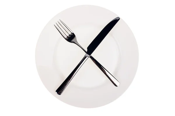 Placa branca vazia com a faca e garfo no fundo branco — Fotografia de Stock