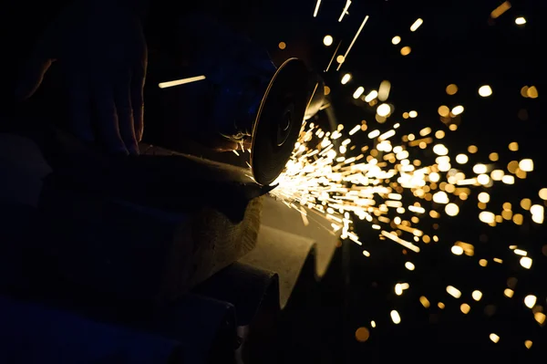 Macinazione del metallo sul tubo d'acciaio da vicino — Foto Stock