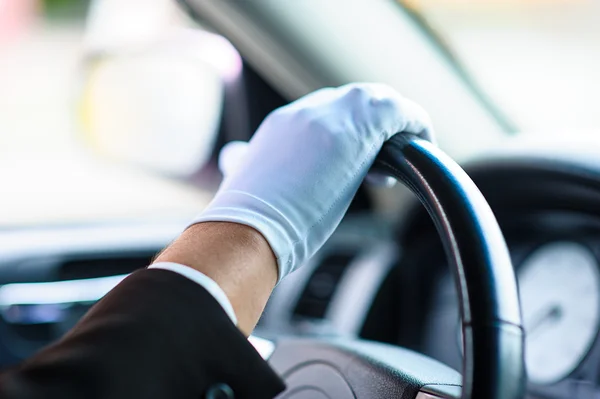 La mano del hombre en el volante — Foto de Stock