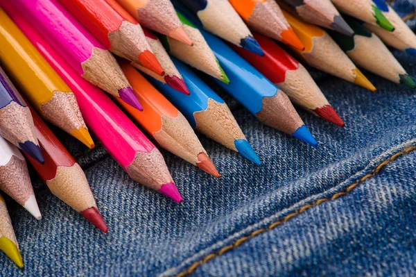 Conjunto de lápices multicolores en el bolsillo azul de los vaqueros — Foto de Stock