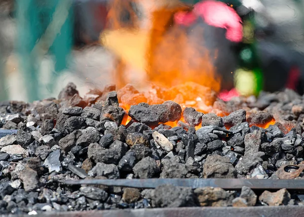 Oven met brandende kolen — Stockfoto