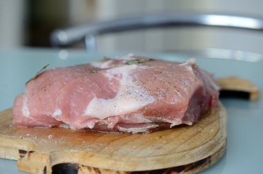 Kesme tahtasında çiğ et