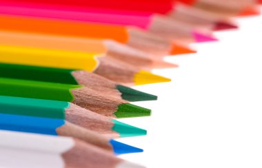 Beyaz Arkaplanda Çok Renkli Kalemler