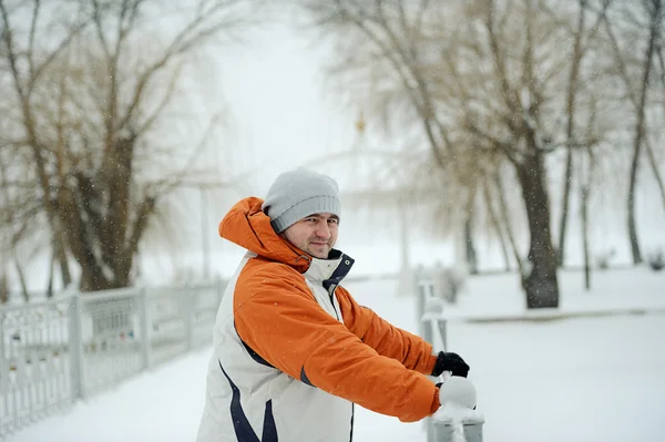 Kışın yakışıklı adam — Stok fotoğraf