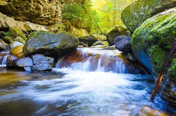 Paisaje de cascada en el bosque otoñal — Foto de Stock