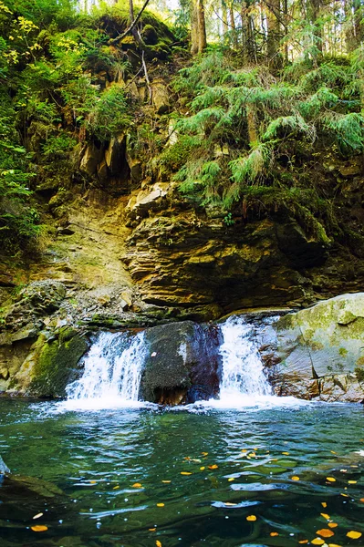 Waterfall scenery in the autumn forest — Stock Photo, Image