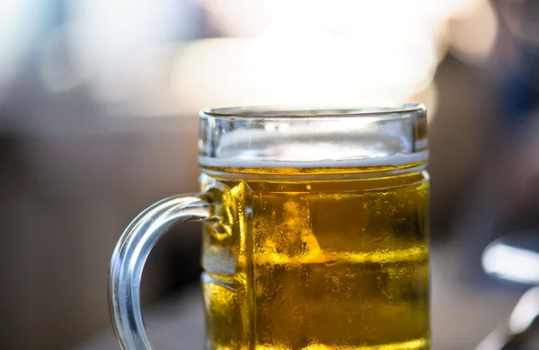 Un verre de bière dans un pub — Photo