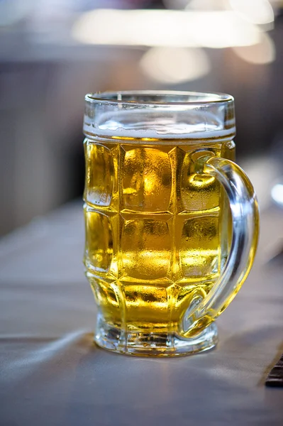 Un verre de bière dans un pub — Photo