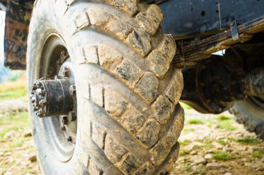 Arabanın tekerleği.