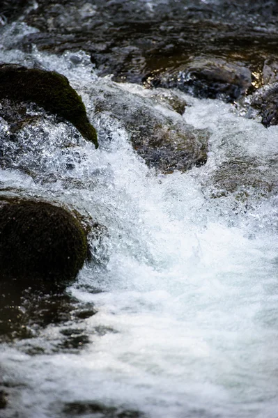 Lugna ljusa vattenfall — Stockfoto