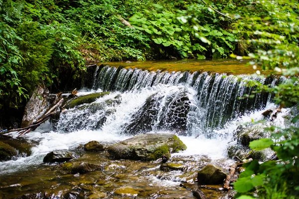 Cascada brillante tranquila — Foto de Stock