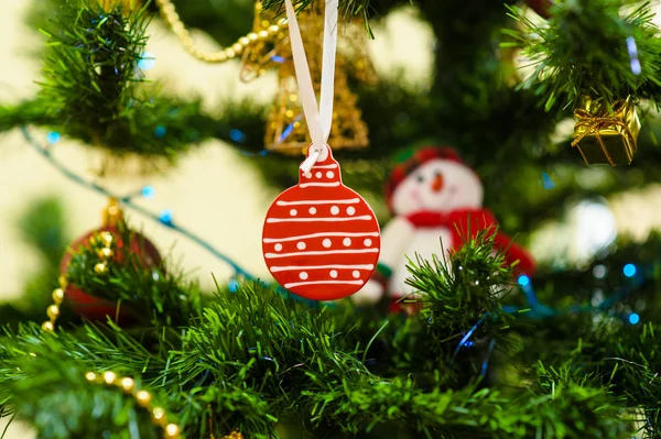 Jul och nyår leksaker på julgranen — Stockfoto