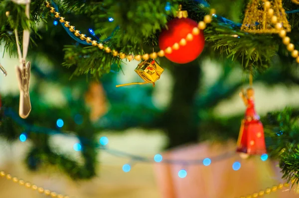 Giocattoli di Natale e Capodanno sull'albero di Natale — Foto Stock