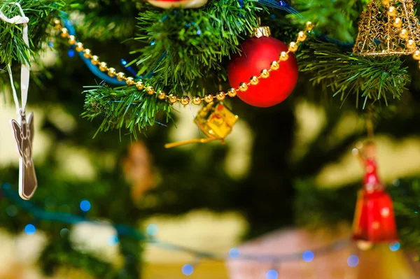 Brinquedos de Natal e Ano Novo na árvore de Natal — Fotografia de Stock