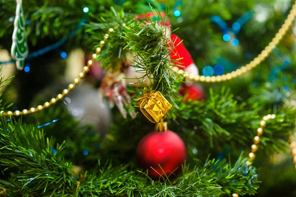 Giocattoli di Natale e Capodanno sull'albero di Natale — Foto Stock