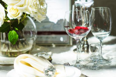 Gümüş hizmetiyle masayı