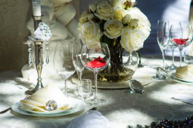 Gümüş hizmetiyle masayı