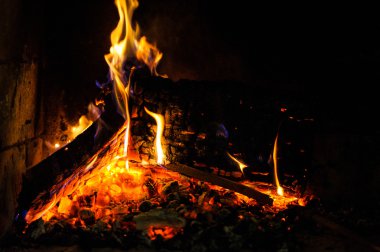 ahşap şömine yanıyor