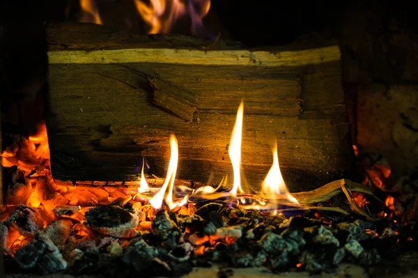 Quema de madera en la chimenea —  Fotos de Stock