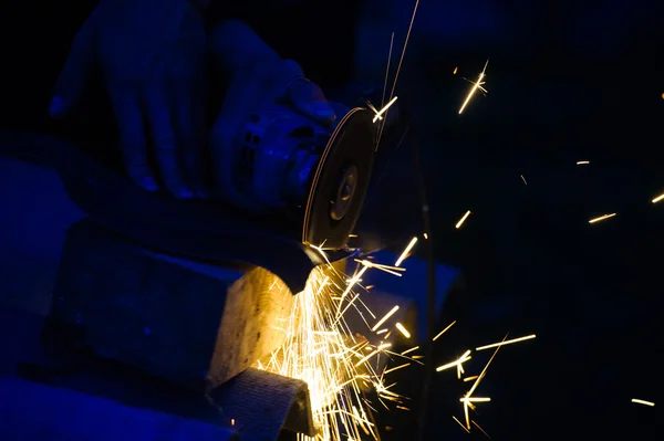 Metallschleifen auf Stahlrohr aus nächster Nähe — Stockfoto